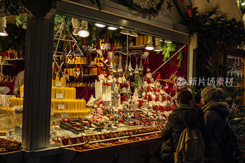 德国海德堡- 2019年12月:圣诞市场上的摊位出售蜡烛、木偶和其他宗教物品